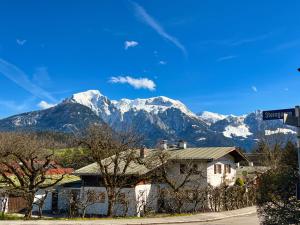 una cordillera con montañas cubiertas de nieve en el fondo en FeWo Weinbuch, en Bischofswiesen