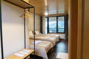 Postel nebo postele na pokoji v ubytování Lastili Inn Hotel