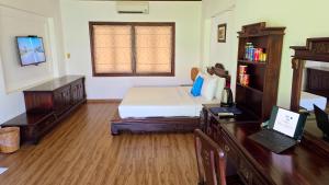 TV a/nebo společenská místnost v ubytování Silver Beach Resort Ke Ga