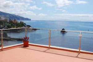 フンシャルにあるApartamento do Marのバルコニーから海の景色を望めます。