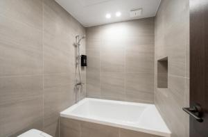 bagno con vasca e servizi igienici di Hotel Lantana Sangmu a Gwangju Altre 38 foto