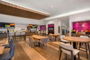 Restaurace v ubytování Home2 Suites by Hilton Philadelphia Convention Center