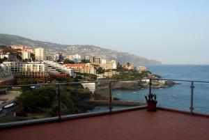 フンシャルにあるApartamento do Marのバルコニーから市街と海の景色を望めます。