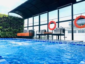 una piscina en un edificio con sillas y una piscina en Shining Central Hotel & Spa, en Hanói