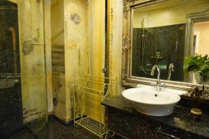 a bathroom with a sink and a mirror at Willa Antyki24 nad Białym Jeziorem - Las in Sztum +85 photos