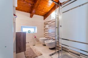 Un baño con ducha de cristal y un inodoro. en Casa Vacanza Diadema, en Matera 52 fotos más