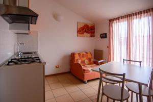 a kitchen and dining room with a table and chairs at Residence Playa Sirena in Tortoreto Lido