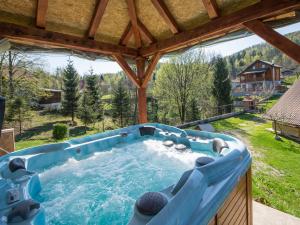 Bazén v ubytování Tranquil Holiday Home in Kvarner near Kupa River nebo v jeho okolí
