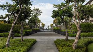 Regent Bali Canggu外面的花园