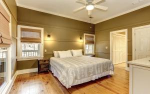 a bedroom with a bed and a ceiling fan at Dennys Caribou Lodge -Dog Friendly Stone Fireplace King Suites in Jasper