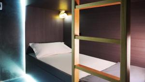 Ένα ή περισσότερα κρεβάτια σε δωμάτιο στο HOOD Hostel