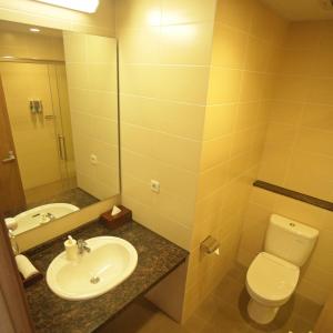 Kupatilo u objektu Sancrest Residence Deltamas