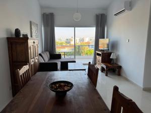 ein Wohnzimmer mit Tisch und großem Fenster in der Unterkunft Paradise Gardens 1 in Paphos City