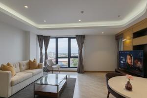 Χώρος καθιστικού στο Hi-rise 1BR at One Euphoria near to the new Red Street & Fast Wi-Fi