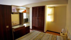 una camera con letto e televisore di Apartamento do Mar a Funchal