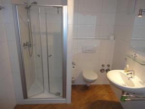 ein Badezimmer mit Dusche, Toilette und Waschbecken in der Unterkunft Ferienwohnung Strandstraße, Haberland in Müritz
