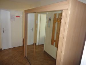 einen Flur mit Glastür in einem Zimmer in der Unterkunft Ferienwohnung Strandstraße, Haberland in Müritz + 3 Fotos