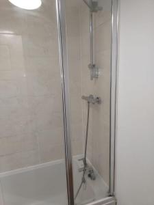una ducha con puerta de cristal en un baño en Diadem Comfort Suites, en Dartford 4 fotos más
