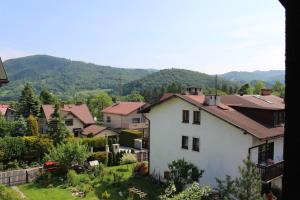 vista su un villaggio con case e montagne di Bastówka Apartamenty a Ustroń