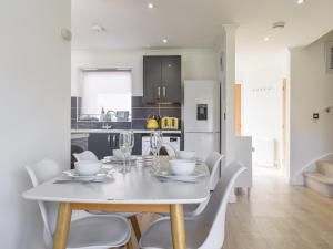 y cocina con mesa de comedor blanca y sillas. en Coastal Soul - Uk43464, en Sandown
