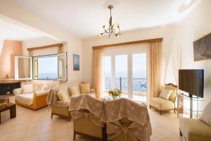 Televisyen dan/atau pusat hiburan di Ionian View Apartments - Parga Panoramic Seaview Gems
