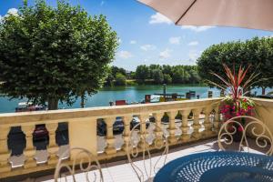 a balcony with a view of the water at Terrasse d'Aubonne in Tournus