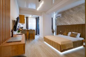 een slaapkamer met een bed en een bureau met een laptop bij Sea Paradise Studio in Mamaia Nord – Năvodari