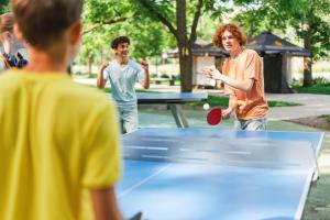 a group of young people playing ping pong at Hausboot TraumZeitBoot Jutta - exklusiver Festlieger in perfekter Lage am Scharmützelsee Bad Saarow in Bad Saarow