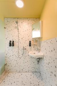 Koupelna v ubytování Oh Trendy Homes Hoan Kiem LTT + 35 fotografií