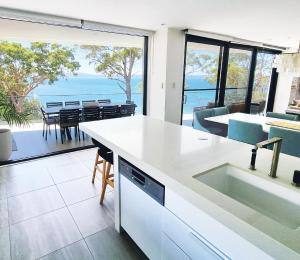尼尔森湾Luxury Couples Escape - Vue One的享有海景的开放式厨房