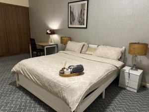 Apartment in Ajman في عجمان: غرفة نوم مع سرير مع طاولة ومكتب