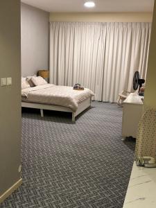 سرير أو أسرّة في غرفة في Apartment in Ajman
