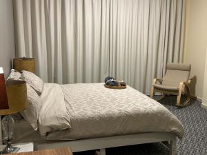 سرير أو أسرّة في غرفة في Apartment in Ajman
