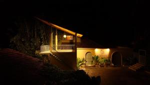 une maison éclairée la nuit avec un balcon dans l'établissement Calithra Boutique Resort, à Chithragiri 37 autres photos