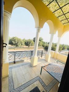 balcón con columnas y vistas al río en 6-BedRoom Entire Furnished Home, en Lahore
