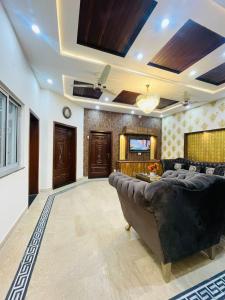 sala de estar amplia con sofá y TV en 6-BedRoom Entire Furnished Home, en Lahore 6 fotos más
