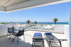 a balcony with a table and chairs and the ocean at Playa de Guacimeta - Maresia in Playa Honda