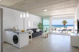 a kitchen and living room with a washing machine at Playa de Guacimeta - Maresia in Playa Honda
