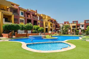 una piscina nel mezzo di un cortile con edifici di Royal Park Spa a Campoamor