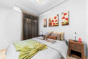 una camera da letto con un letto su cui è sdraiato un cane di Royal Park Spa a Campoamor