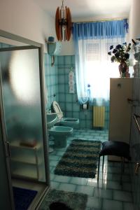 łazienka z wanną, toaletą i umywalką w obiekcie B&B Villa Angela w mieście San Salvo