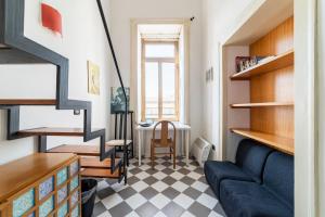 salon z niebieską kanapą i schodami w obiekcie La Terrazza sui Quartieri w mieście Neapol