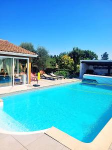 Lugon et l’Ile du CarneyにあるGîte Piscine SPA proche Bordeauxの庭の青い大型スイミングプール