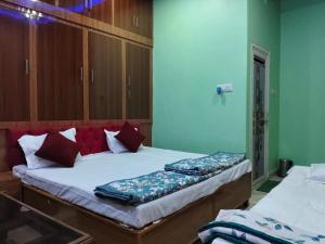two beds in a room withthritisthritislictslictslicts at Shri Shiva Homestay by VM Stays in Varanasi +49 photos
