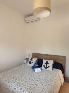 een slaapkamer met een bed met twee kussens erop bij Casa Mare Salento - a due passi dal mare in Marina di Lizzano