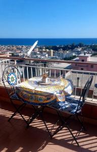 Una mesa y sillas en un balcón. en Costa Degli Eucalipti, en Gaeta