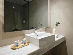 A bathroom at Aeolos Beach Resort