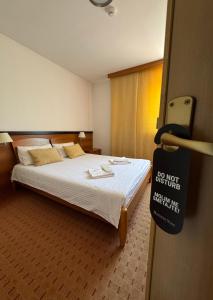 Postel nebo postele na pokoji v ubytování Hotel Petar