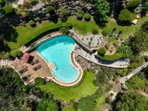 マルモールにあるLa Villa KEF - Domaine & Golf de Pont Royalの公園内のスイミングプールの空中ビュー