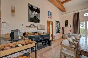 マルモールにあるLa Villa KEF - Domaine & Golf de Pont Royalのテーブルと椅子のあるキッチンとリビングルーム